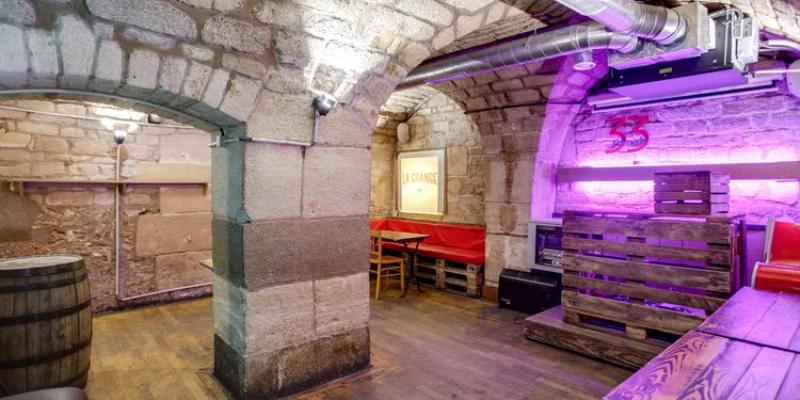 Vue d'ensemble de la rue Notre Dame des Victoires 75002 Paris, ambiance quartier de la Bourse